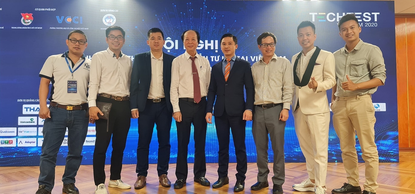 cac doi startup va dauthau info chup anh ky niem cung ban giam khao trong 1 su kien ben le cua techfest 2020 1 (1)