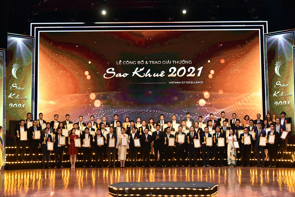 dauthau info cung cac dai dien doanh nghiep trong nganh cntt nhan giai thuong sao khue 2021