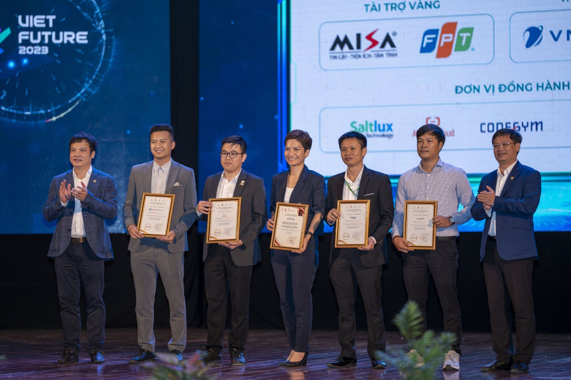 Anh Phạm Đức Tiến (Giám đốc Công ty Hệ sinh thái Đấu Thầu) lên nhận Bằng khen của nhà tài trợ trong lễ trao Giải thưởng Sáng tạo tương lai VietFuture 2023 compressed