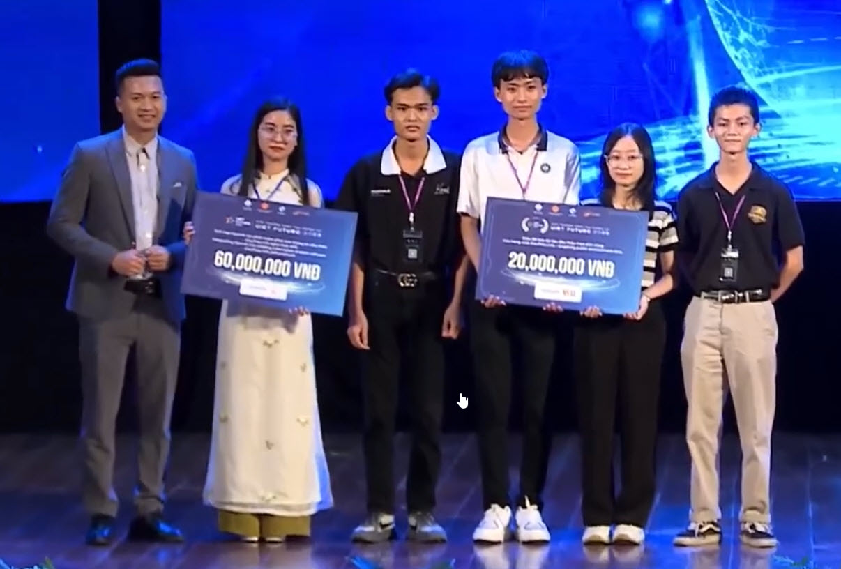 Đại diện Công ty Hệ sinh thái Đấu Thầu trao giải thưởng cho 2 nhóm sinh viên xuất sắc