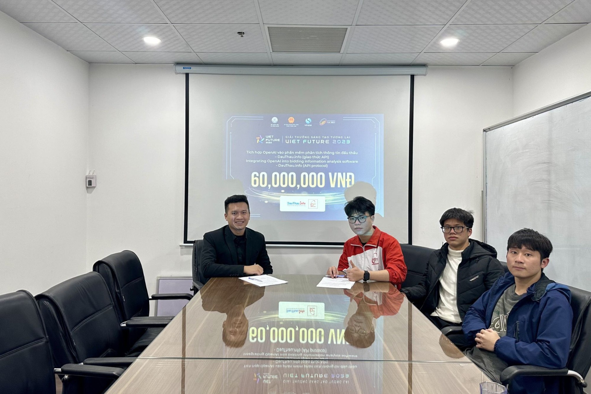 Giám đốc Công ty Hệ sinh thái Đấu Thầu tham gia buổi ký kết bàn giao sản phẩm OpenAI sau buổi trao giải