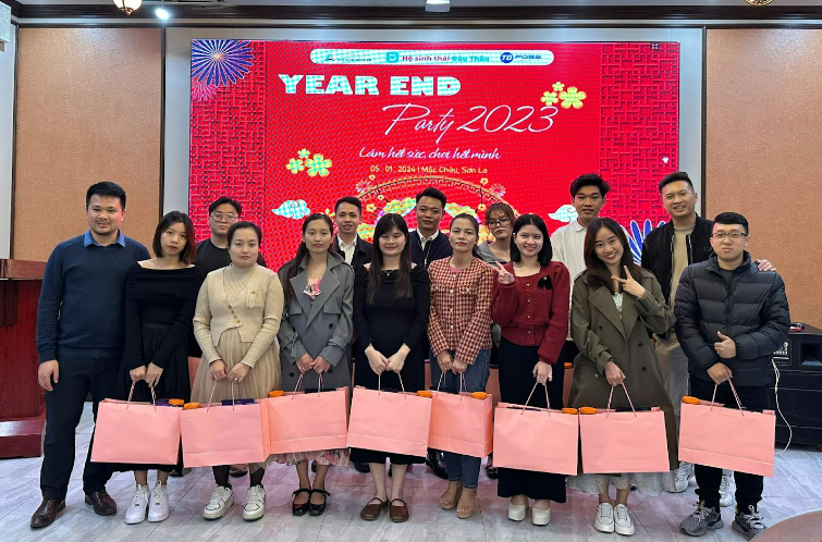 Tặng quà Tết cho các thành viên Phòng Kinh doanh