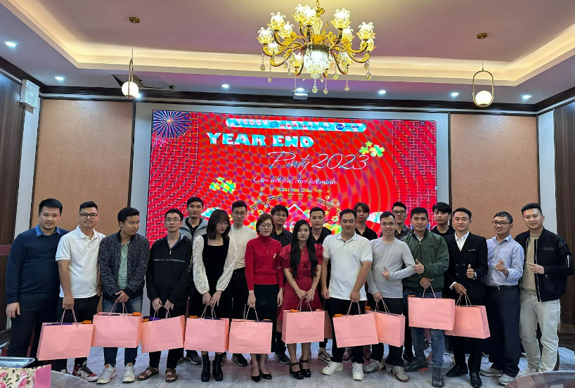 Tặng quà Tết cho các thành viên Phòng Kỹ thuật