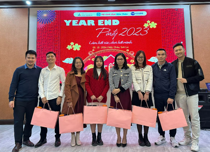 Tặng quà Tết cho các thành viên Phòng PR và Marketing