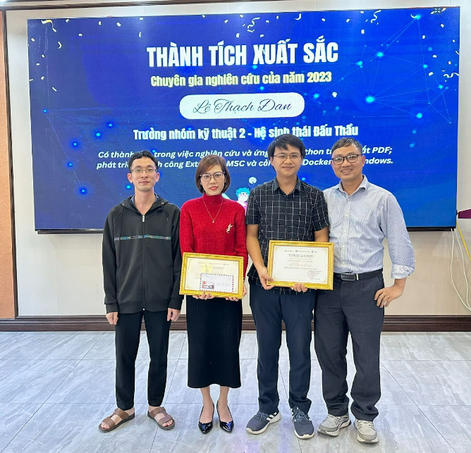 tặng quà và giấy khen cho cá nhân p KT