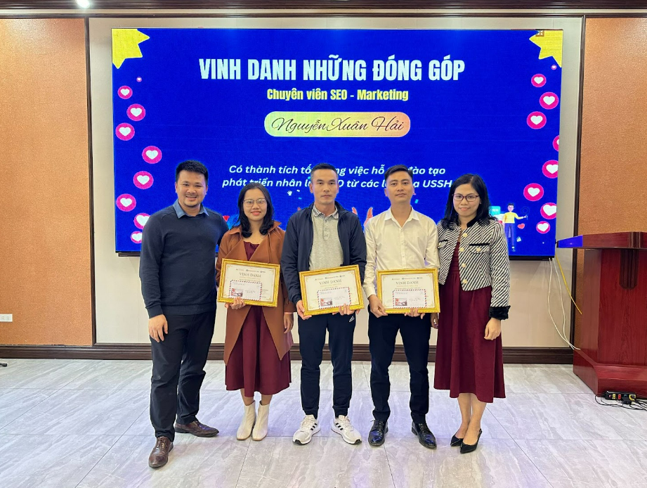 Tặng quà và giấy khen cho các cá nhân phòng Marketing có thành tích xuất sắc (2)