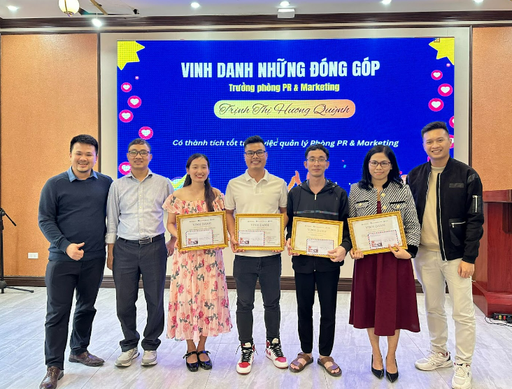 Tặng quà và giấy khen cho các các cấp quản lý xuất sắc