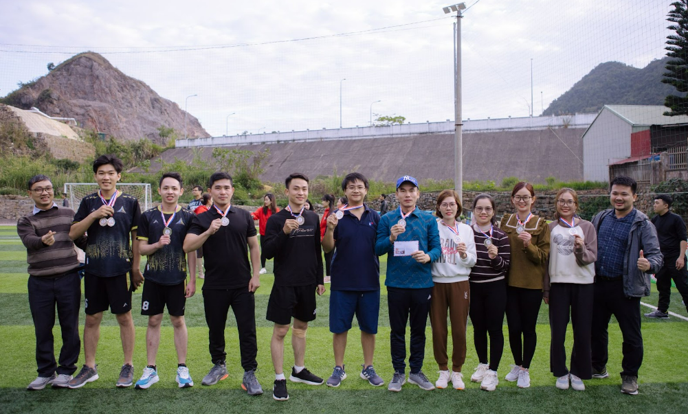 Trao huy chương cho Team 1 đạt giải Nhì