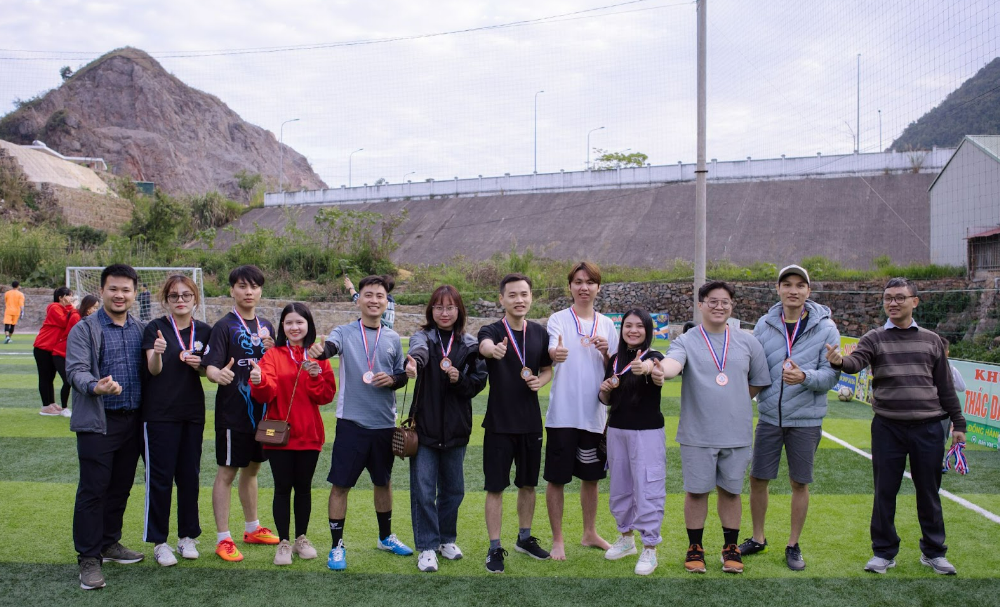 Trao huy chương cho Team 2 đạt giải Khuyến khích