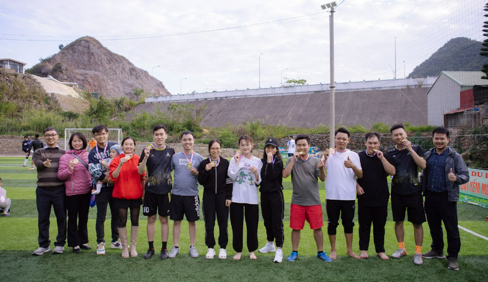 Trao huy chương cho Team 3 đạt huy chương Vàng