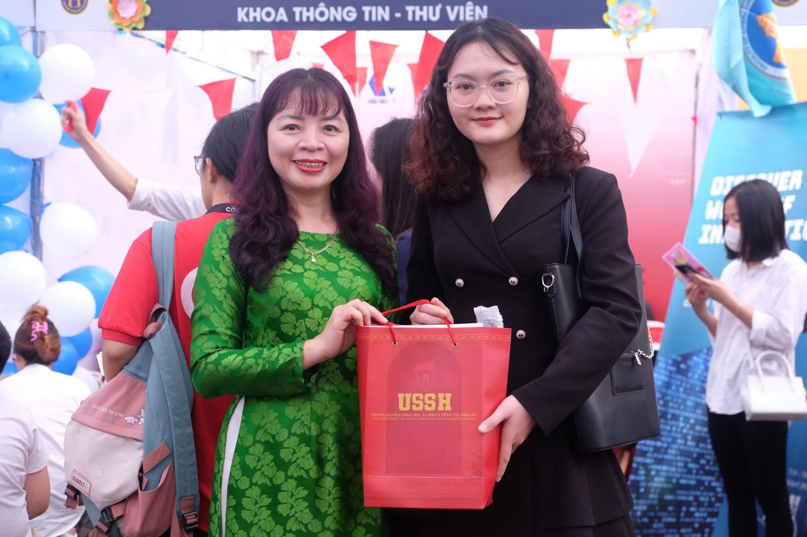 Chị Nguyễn Thùy Dương, đại diện Hệ sinh thái Đấu Thầu, tham gia sự kiện USSH JOB FAIR 2024