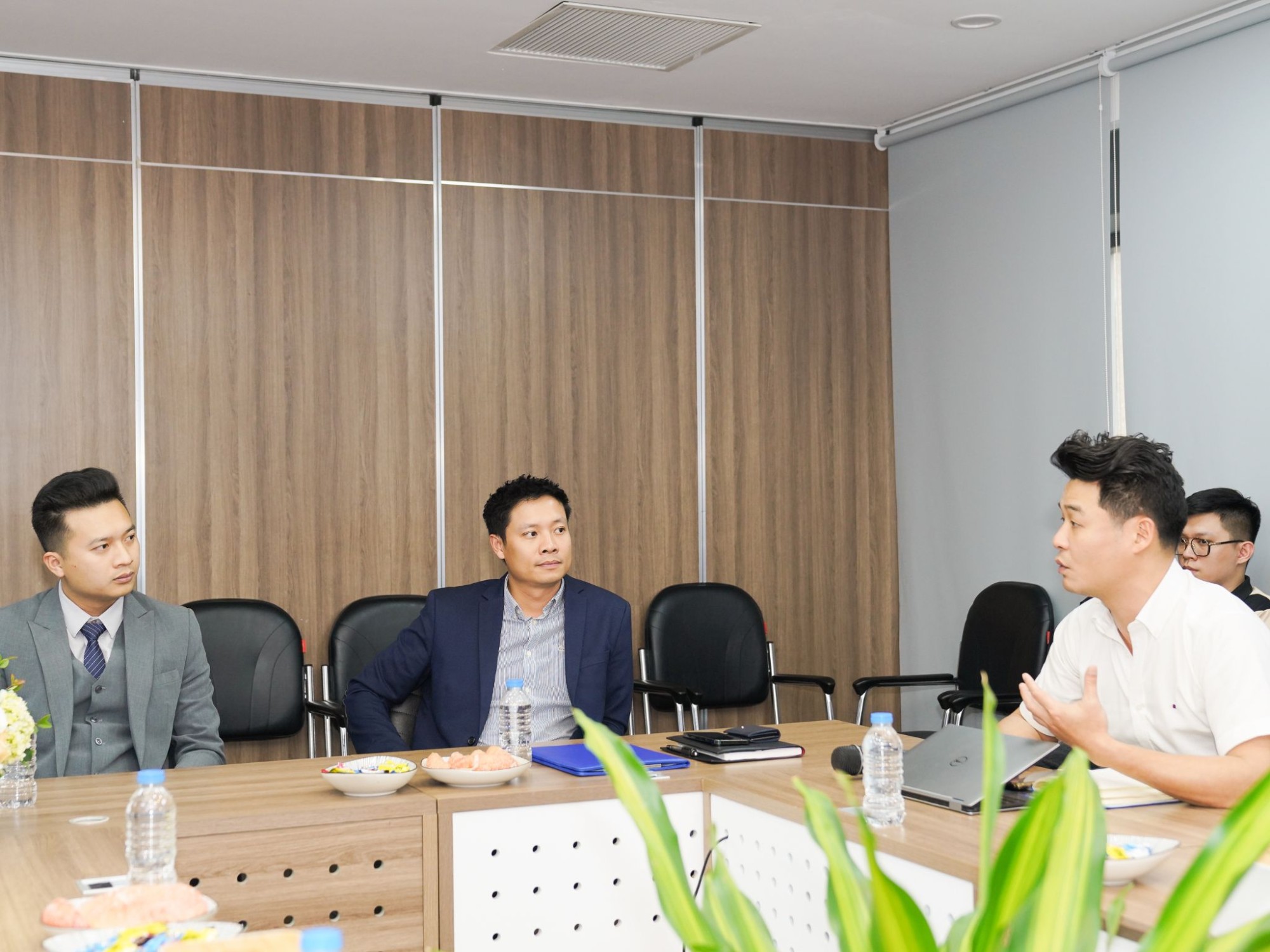 trao đổi để hợp tác