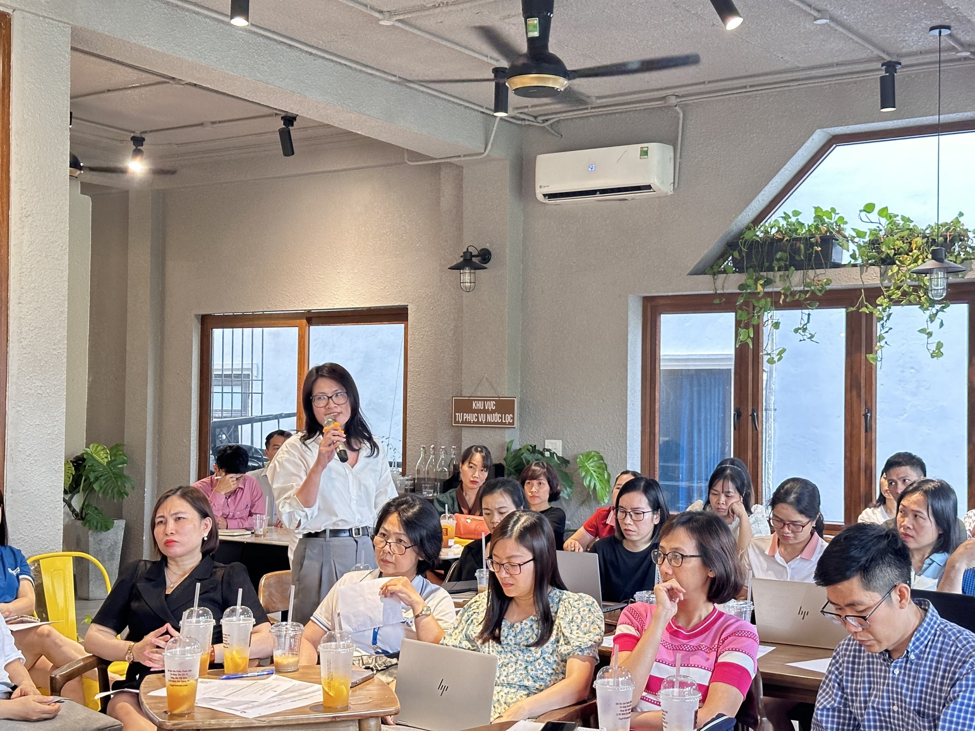 Các doanh nghiệp CNTT đến tham dự đặt câu hỏi và thảo luận sôi nổi đến phút cuối