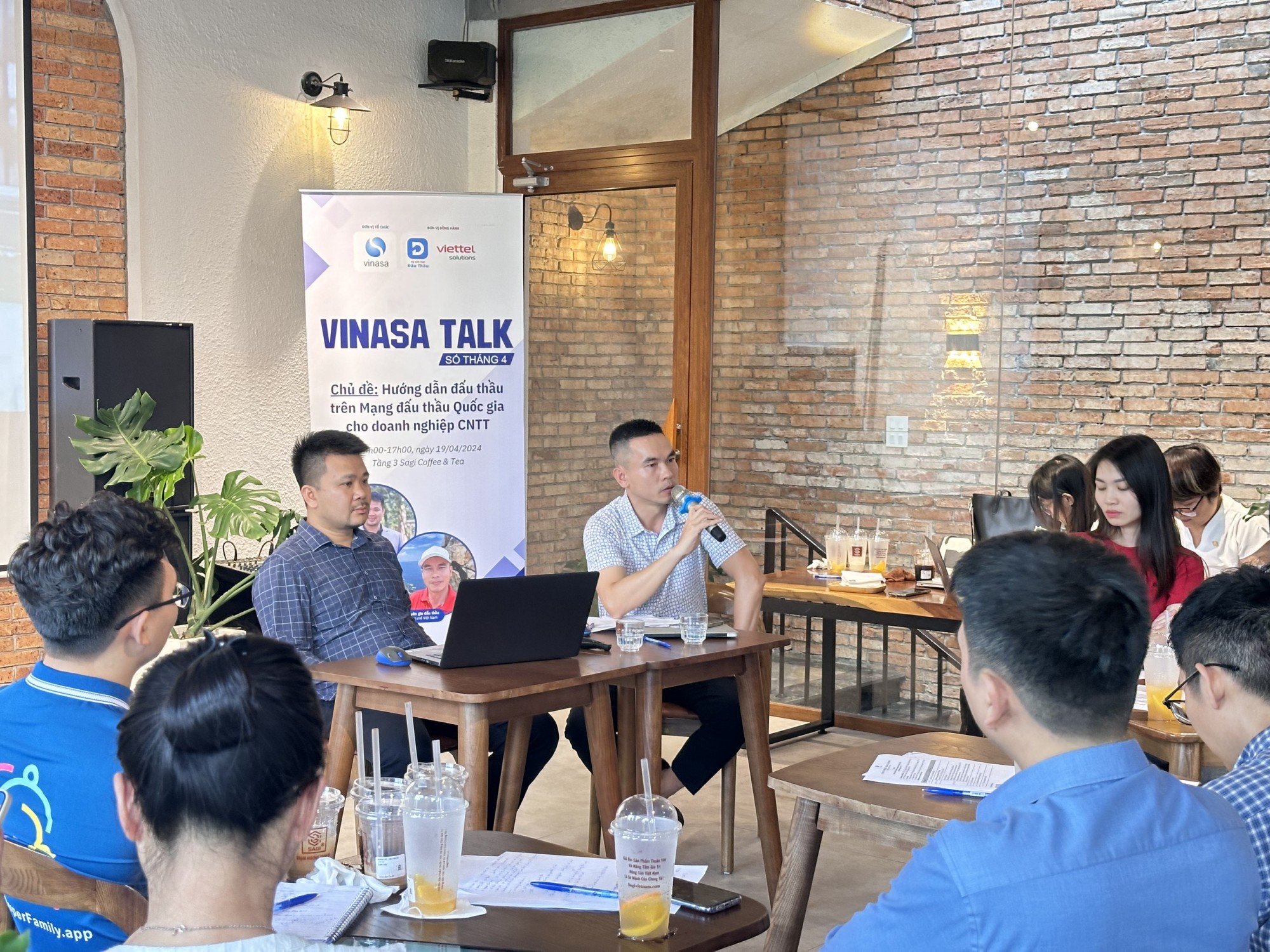 Các doanh nghiệp CNTT đến tham dự đặt câu hỏi và thảo luận sôi nổi