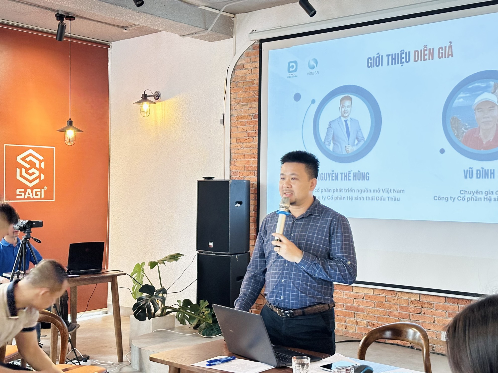 Founder Nguyễn Thế Hùng chia sẻ tại Workshop